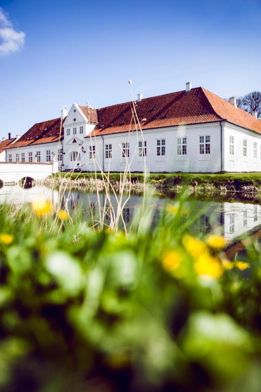Store Restrup Manor House Bagian luar foto