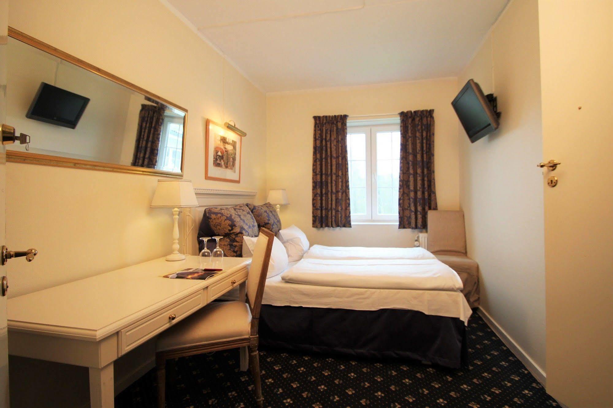 Store Restrup Manor House Bagian luar foto