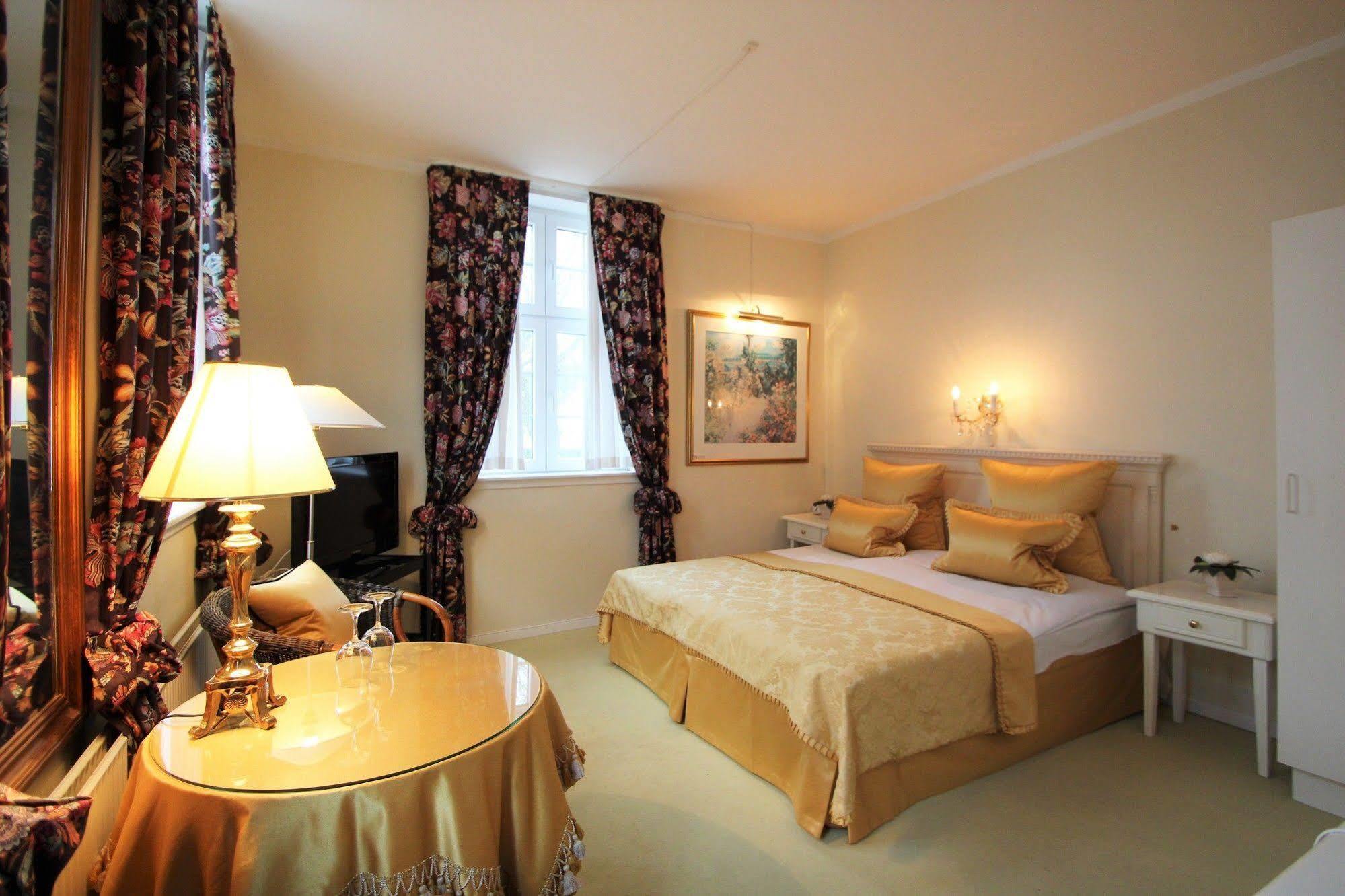 Store Restrup Manor House Bagian luar foto